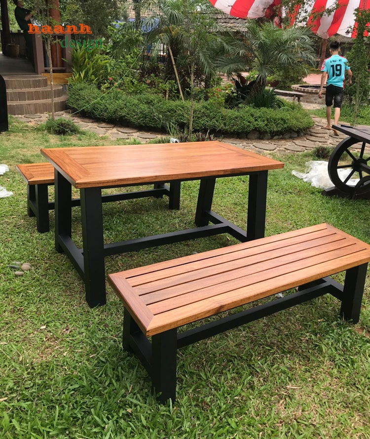 Bàn ghế chân sắt mặt gỗ Teak sân vườn NTG 004